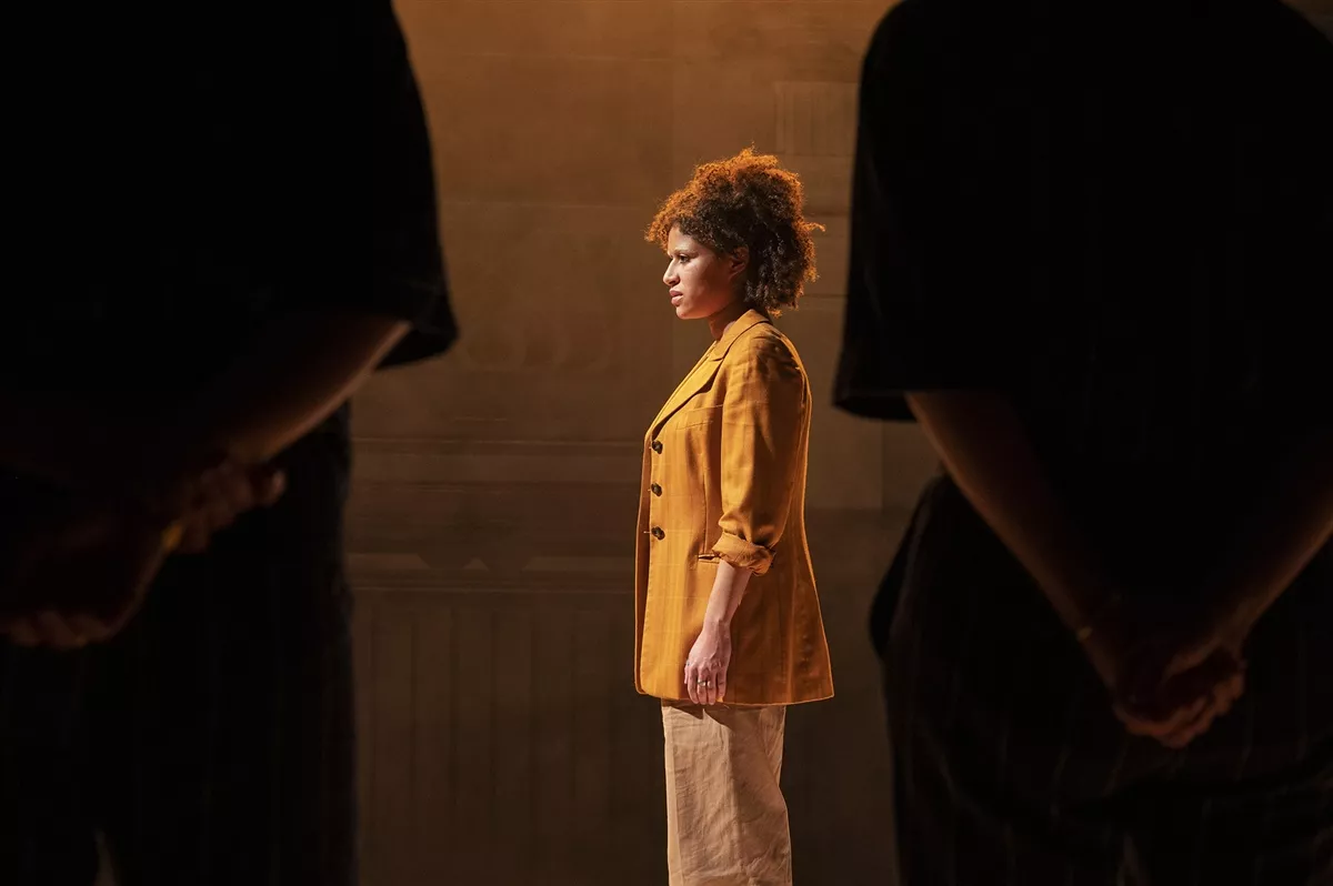 Scenefotografie De zaak Shell - ANOEK NUYENS & REBEKKA DE WIT / FRASCATI PRODUCTIES / DE NWE TIJD